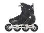 Zwarte inline skates met gespsluiting.