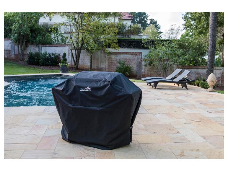 Char-Broil barbecue afdekking bij zwembad.