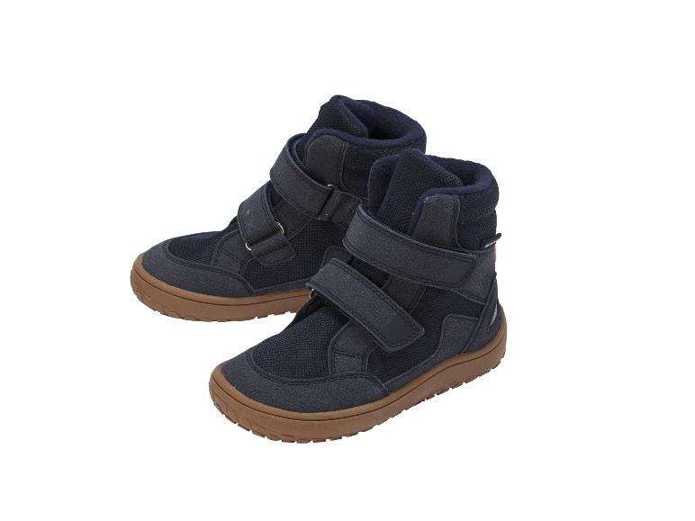 Een paar donkerblauwe kinderschoenen met klittenbandsluitingen en bruine zolen.