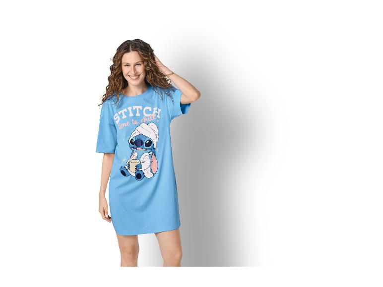 Lachende vrouw in een blauw nachthemd met een ontspannend stripfiguur.