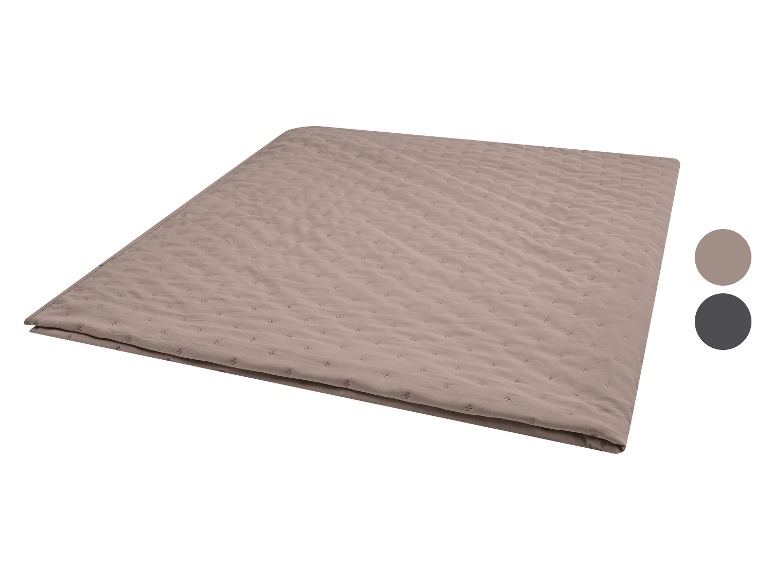 Gevouwen gewatteerde sprei in een lichtbruine kleur met een subtiel patroon, getoond met kleurstalen.