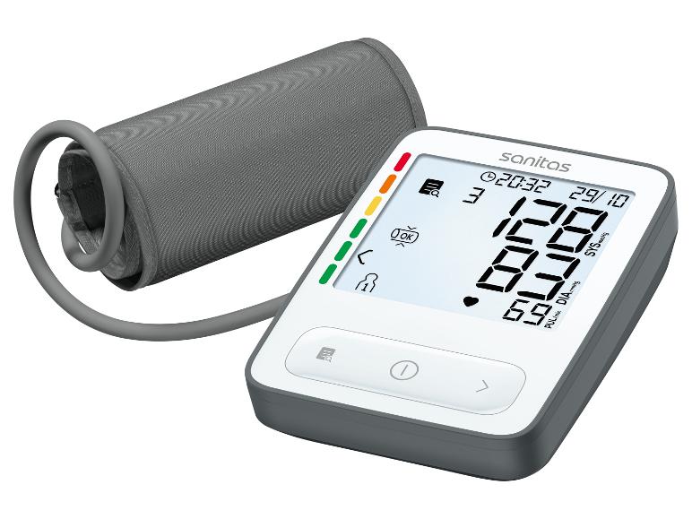 Sanitas digitale bloeddrukmeter met grijze manchet en groot display, toont 128/87 en 69 bpm.