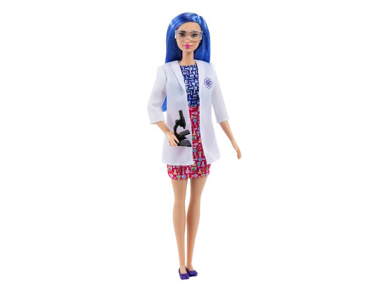 Barbie in een witte labjas met een microscoop.