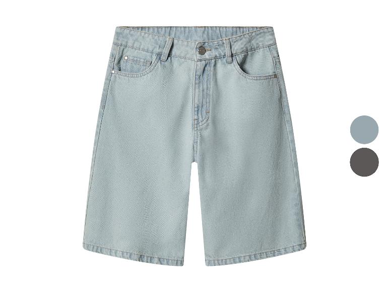 Lichtblauwe denim shorts met zakken en riemlussen, getoond met twee kleurstalen.