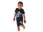 Een lachende jongen in een donkerblauw T-shirt en korte broek met een cartoonhondenprint.