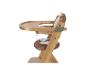 Houten kinderstoel met bruine en beige bekleding en een dienblad.
