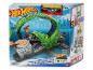 Hot Wheels City speelset met een alligatorlusbaan en een auto.