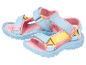 Kleurrijke kindersandalen in roze, blauw en geel met klittenbandsluitingen.
