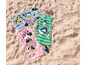 Strandhanddoeken met Mickey Mouse, Donald Duck en Minnie Mouse op het strand.