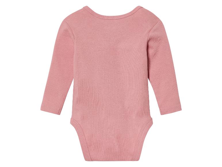Een roze baby romper met lange mouwen.