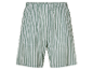 Groen-wit gestreepte shorts.