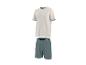 Beige T-shirt met korte mouwen en zak, en groene shorts