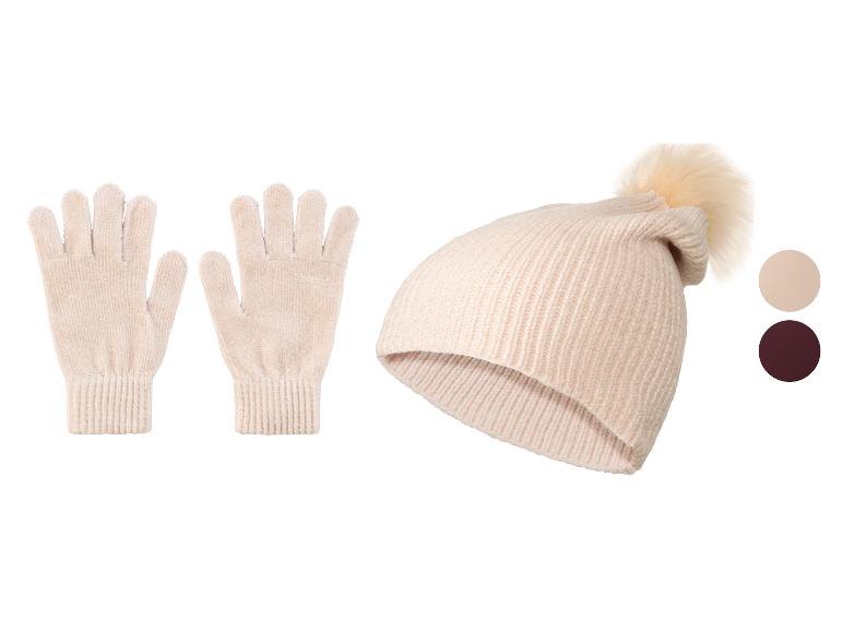 Beige gebreide muts met pompon en bijpassende handschoenen.