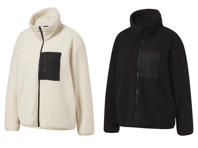 Twee fleece jassen met rits, een in beige en een in zwart.