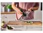 Iemand raspt een courgette met de SILVERCREST® multifunctionele roestvrijstalen rasp.