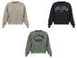 Sweatshirts met lange mouwen in beige, zwart met 'PARIS AIMÉE' en groen met 'JE T'AIME PARIS'.