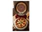 Open pizzaoven met een hete pepperoni-pizza met basilicumblaadjes.