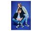 Jong stel in jeans en jassen met de tekst 'STRENESS BLUE' op een blauwe achtergrond.