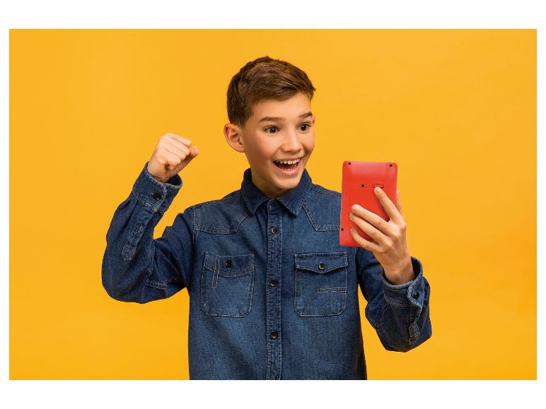 Blije jongen met een rode gameconsole op een gele achtergrond.