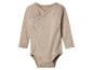 Beige babyromper met lange mouwen en zijsluiting met drukknopen.