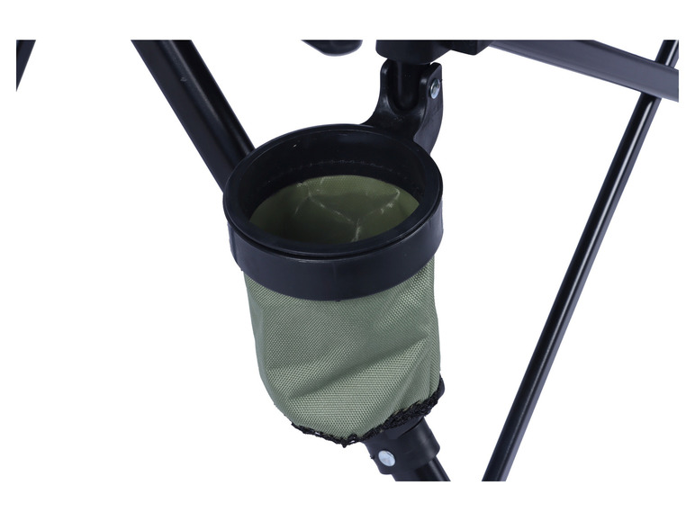 Een close-up van een groene bekerhouder aan een zwarte campingstoel.