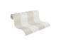 Rol gestreept behang in beige en wit, met een getextureerde afwerking.
