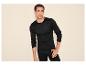 Man in zwart thermoshirt met lange mouwen en zwarte thermobroek