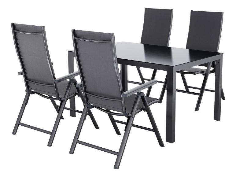 Tuinmeubelset met zwarte tafel en vier opvouwbare stoelen.