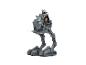 Een Mandalorian actiefiguur met Grogu rijdend op een AT-ST walker speelgoed.