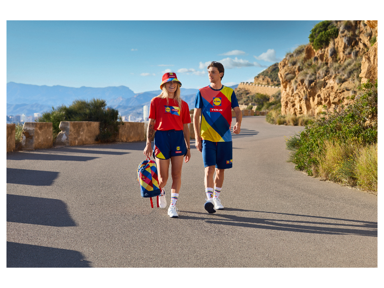 Lidl en Trek sportkleding: kleurrijke shirts, shorts en rugzak.