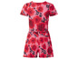 Een roze jumpsuit met rode rozenprint.