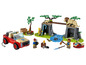 LEGO set met een rode terreinwagen, een leeuw en twee minifiguren.