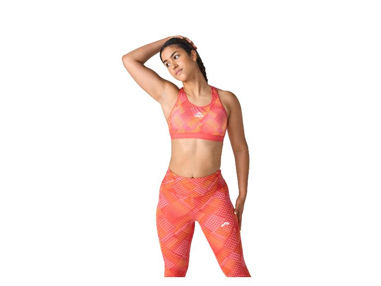 Vrouw in roze Crivit sportbeha en legging met stippenpatroon