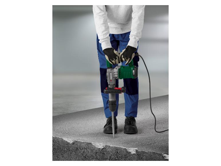 Man met elektrische sloophamer breekt beton
