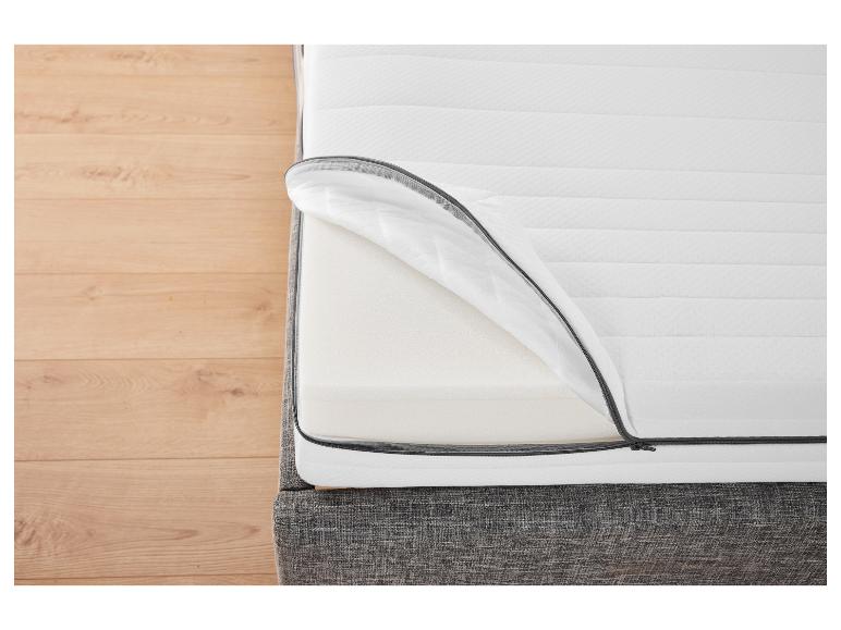 Een schuimmatras met een rits-sluitende hoes.