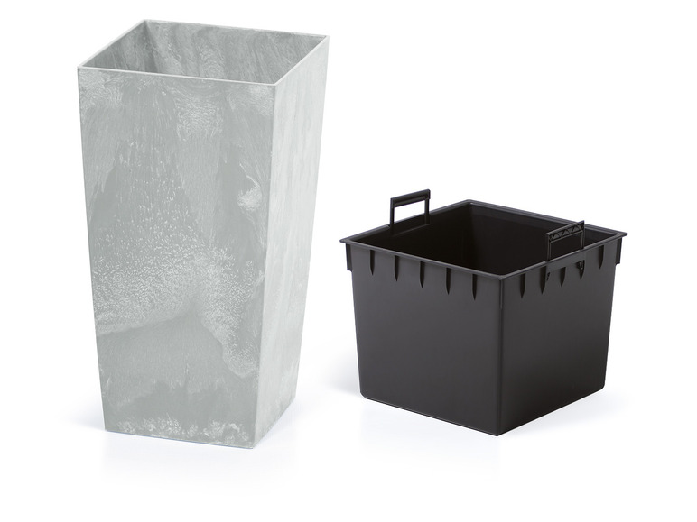 Een grijze bloempot met een zwarte binnenbak.