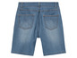 Een paar blauwe denim shorts met achterzakken.