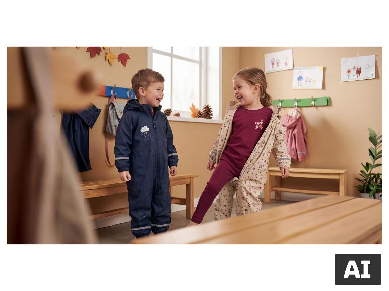 Kinderen in gevoerde LUPILU® regenoveralls in een kleedkamer. [AI-gegenereerde afbeelding]