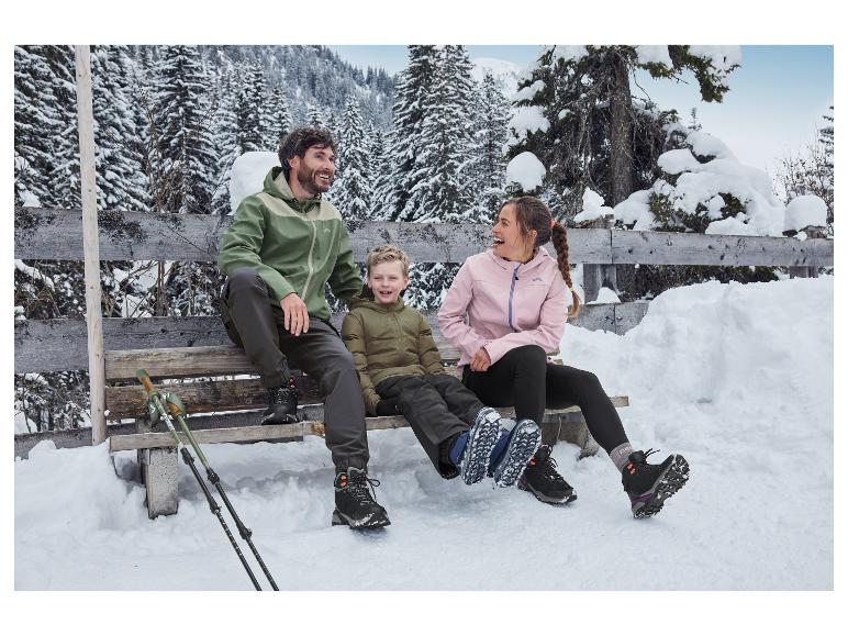 Familie tijdens een winterwandeling met de CRIVIT premium leren dames-trekkingschoenen.