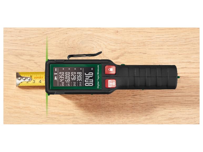 Digitale rolmaat met laser en LCD-scherm op hout.