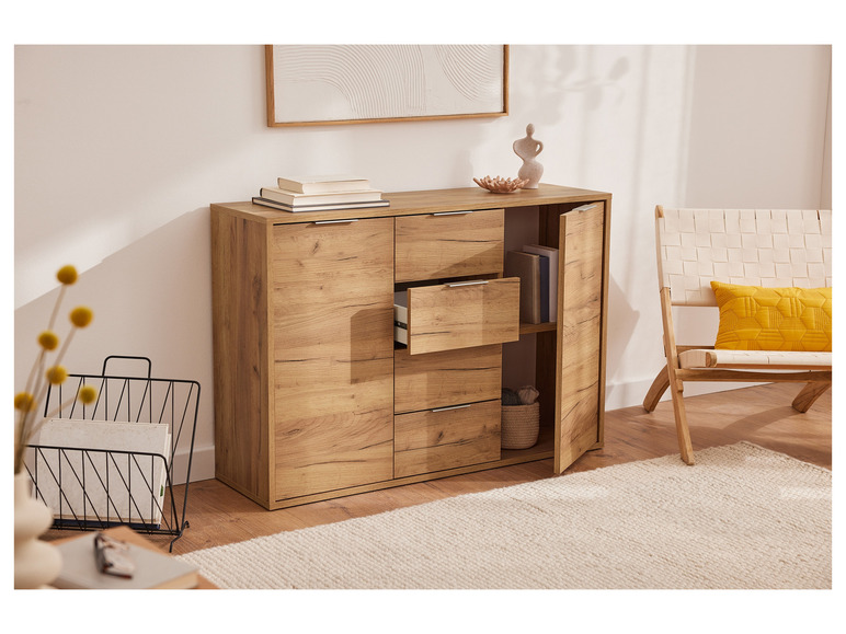 Een houten dressoir met laden en een kastdeurtje