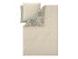 Beige dekbedovertrekset met grijs paisley-patroon.