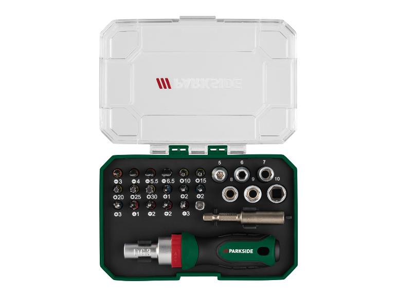 Schroevendraaierset met diverse bits en doppen in een groen-zwarte koffer.