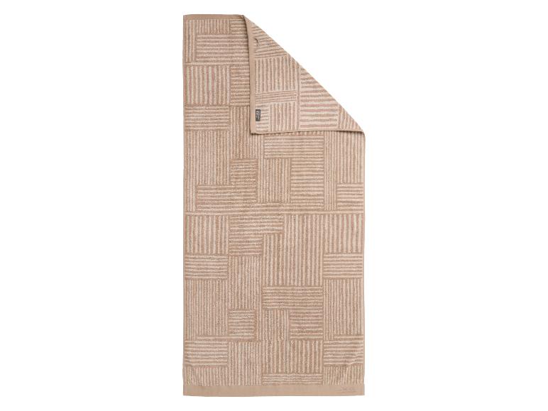 Beige handdoek met een geometrisch patroon van horizontale en verticale strepen.