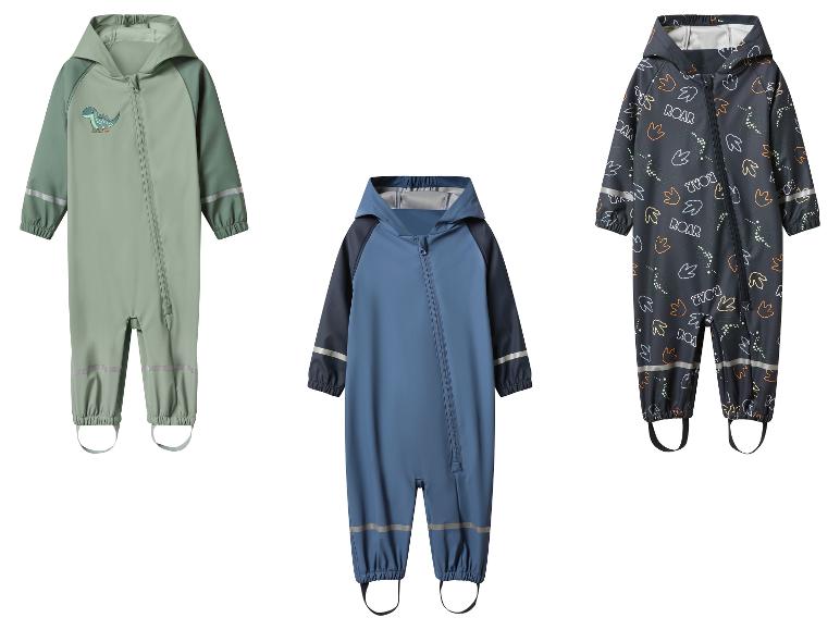 Drie waterdichte regenpakken voor kinderen: groen met dinosaurus, blauw en donkergrijs met dinosaurusprint.