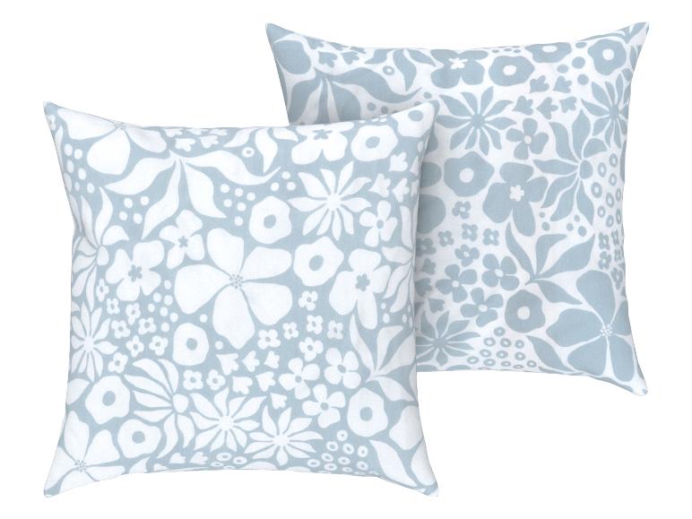 Twee kussens met een bloemenpatroon.