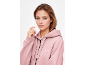 Vrouw in roze hoodie met rits en trekkoorden.