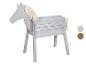 Lichtgrijs houten paard met touwen manen en staart, met grijze en bruine kleurstalen.