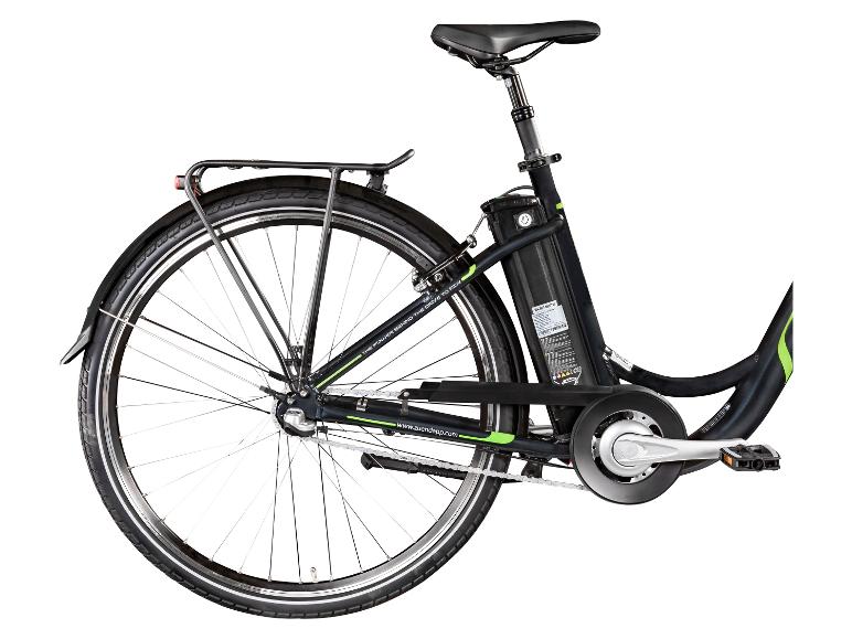 Zwarte elektrische fiets met groene details en bagagedrager.