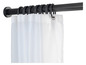 Witte douchegordijn opgehangen aan een zwarte douchegordijnroede.